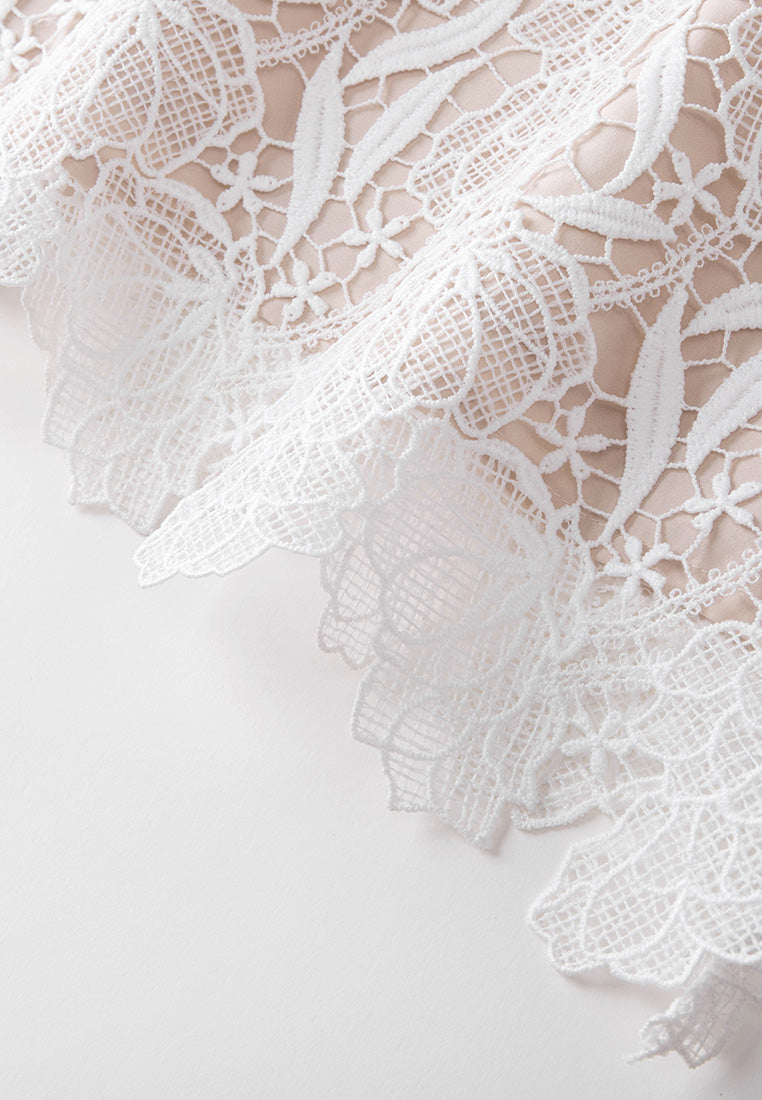 Contrast-lining Lace-embroidered Top